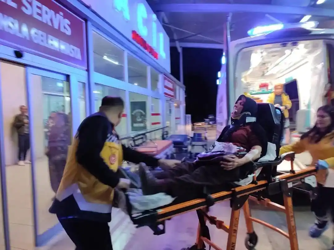 Adana’da cenazeye giden aile kaza yaptı: 1’i ağır, 3 yaralı
