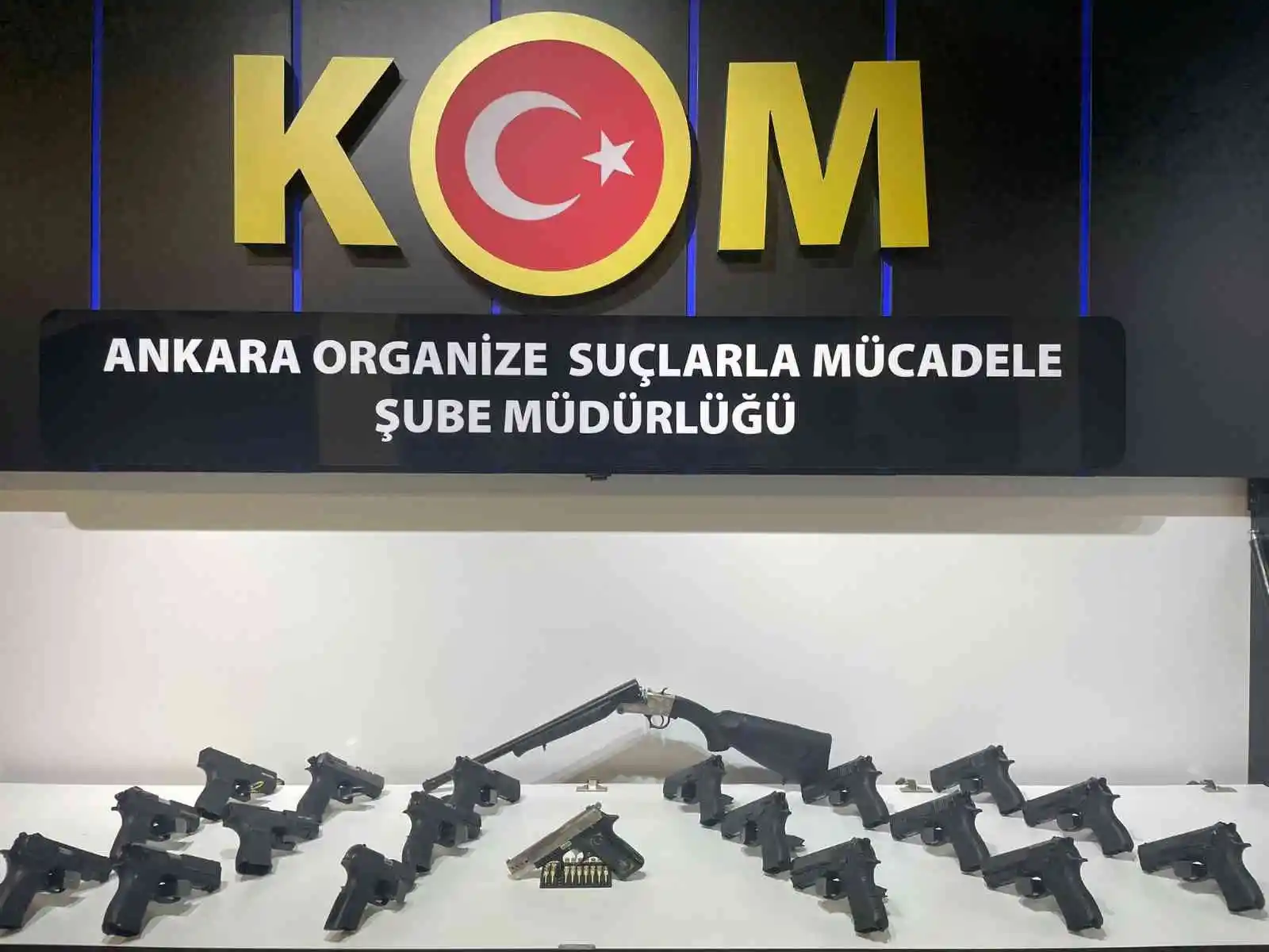 Ankara’da bir şahsın evinde 19 adet ruhsatsız tabanca ele geçirildi
