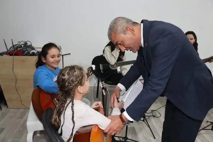 Başkan Kaplan, gitar kursu öğrencileri ile bir araya geldi
