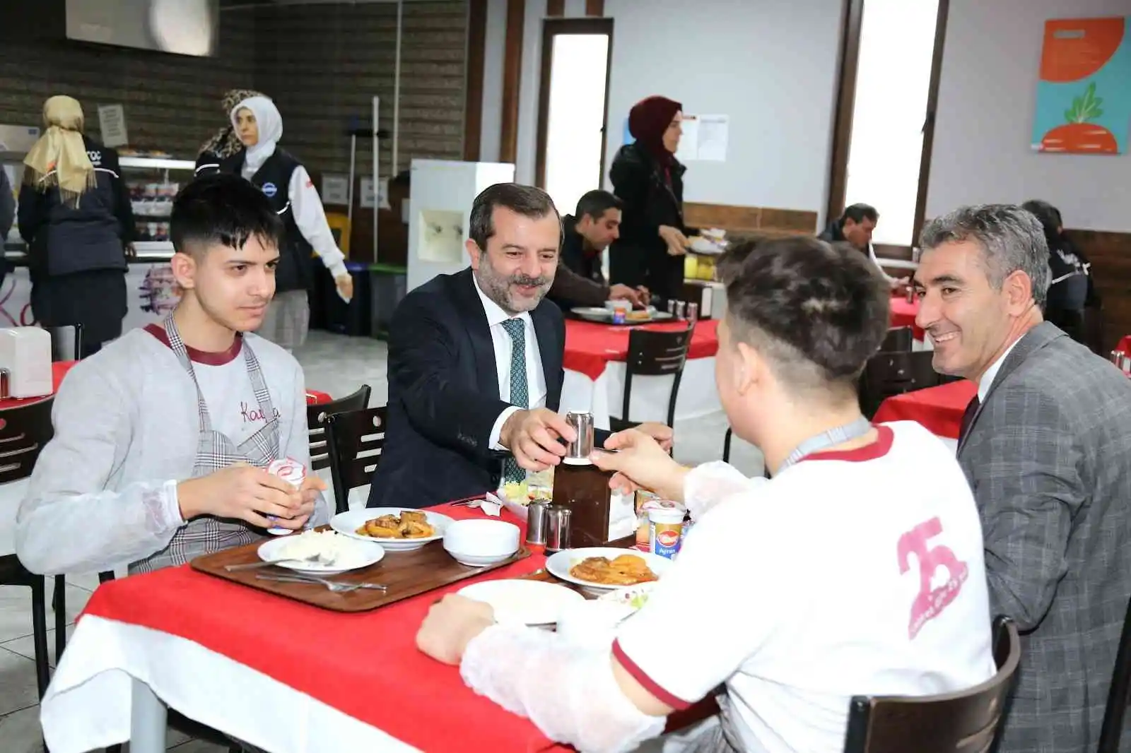 Başkan Mustafa Işık, genç stajyerlerin misafiri oldu
