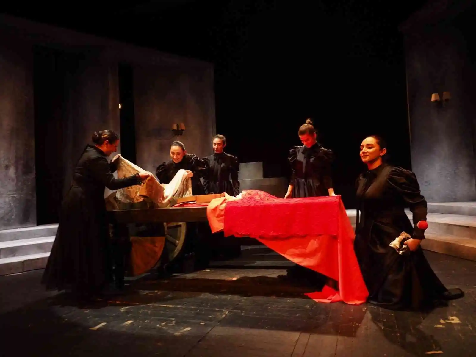 "Bernerda Alba'nın Evi" adlı tiyatro oyunu SDT'de sahnelenecek
, SİVAS haberleri