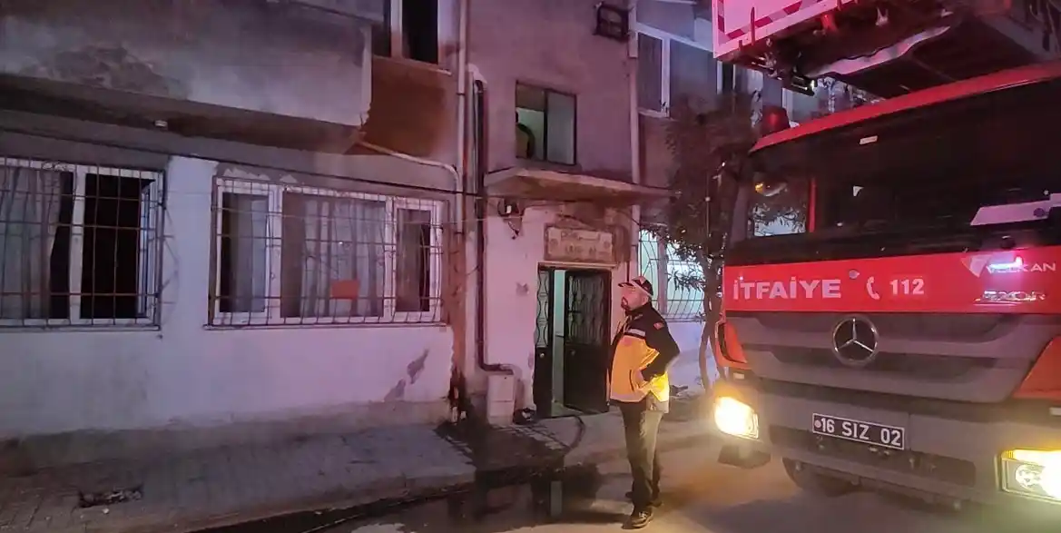 Bursa'da 5 katlı binanın 2. katında doğal gaz patlaması sonucu yangın çıktı
, BURSA haberleri