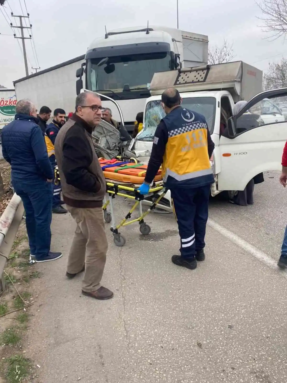 Bursa’da TIR ile kamyonet çarpıştı, sıkışan yolcuyu itfaiye kurtardı
