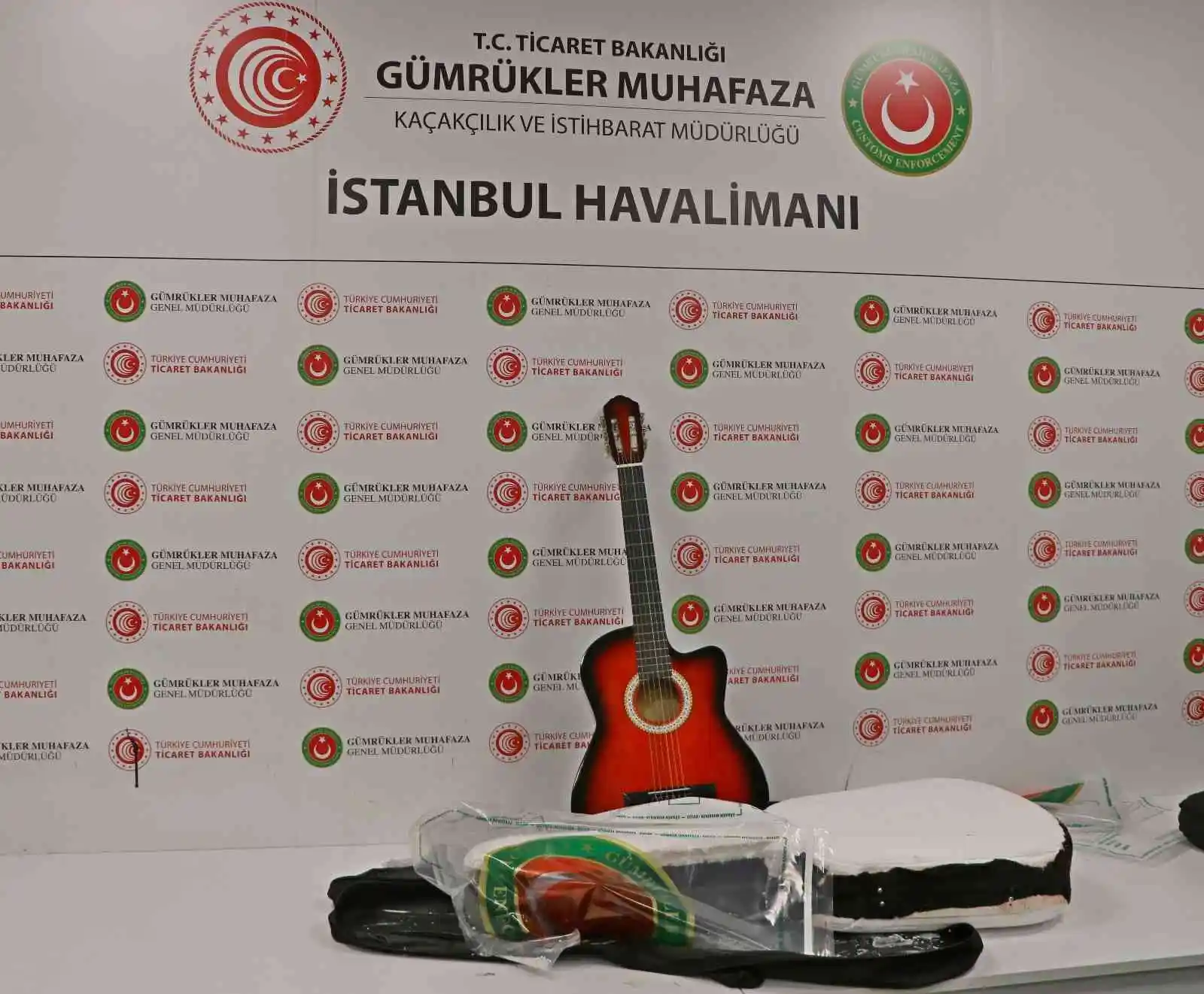 İstanbul Havalimanı'nda uyuşturucu operasyonları: Gitar kılıfından ve terlik tabanından uyuşturucu çıktı
, İSTANBUL haberleri