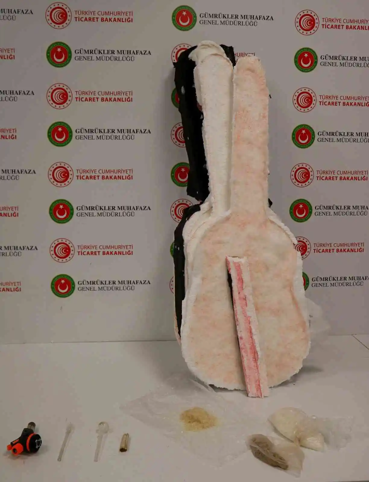 İstanbul Havalimanı’nda uyuşturucu operasyonları: Gitar kılıfından ve terlik tabanından uyuşturucu çıktı
