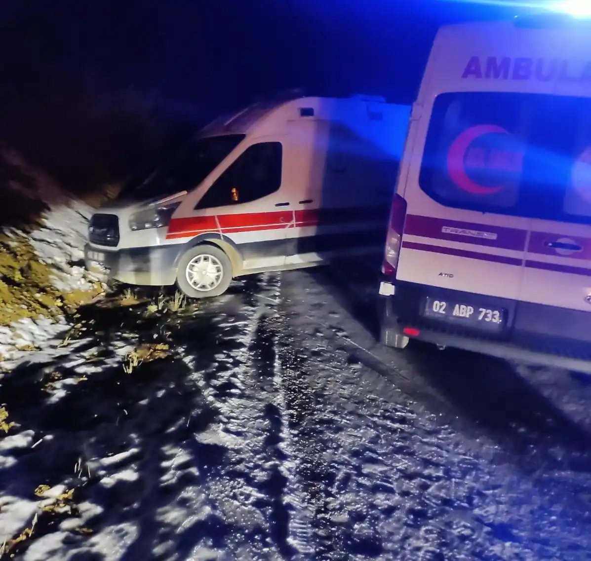 Kaza yerine giden iki ambulans buzlanma nedeniyle yoldan çıktı
