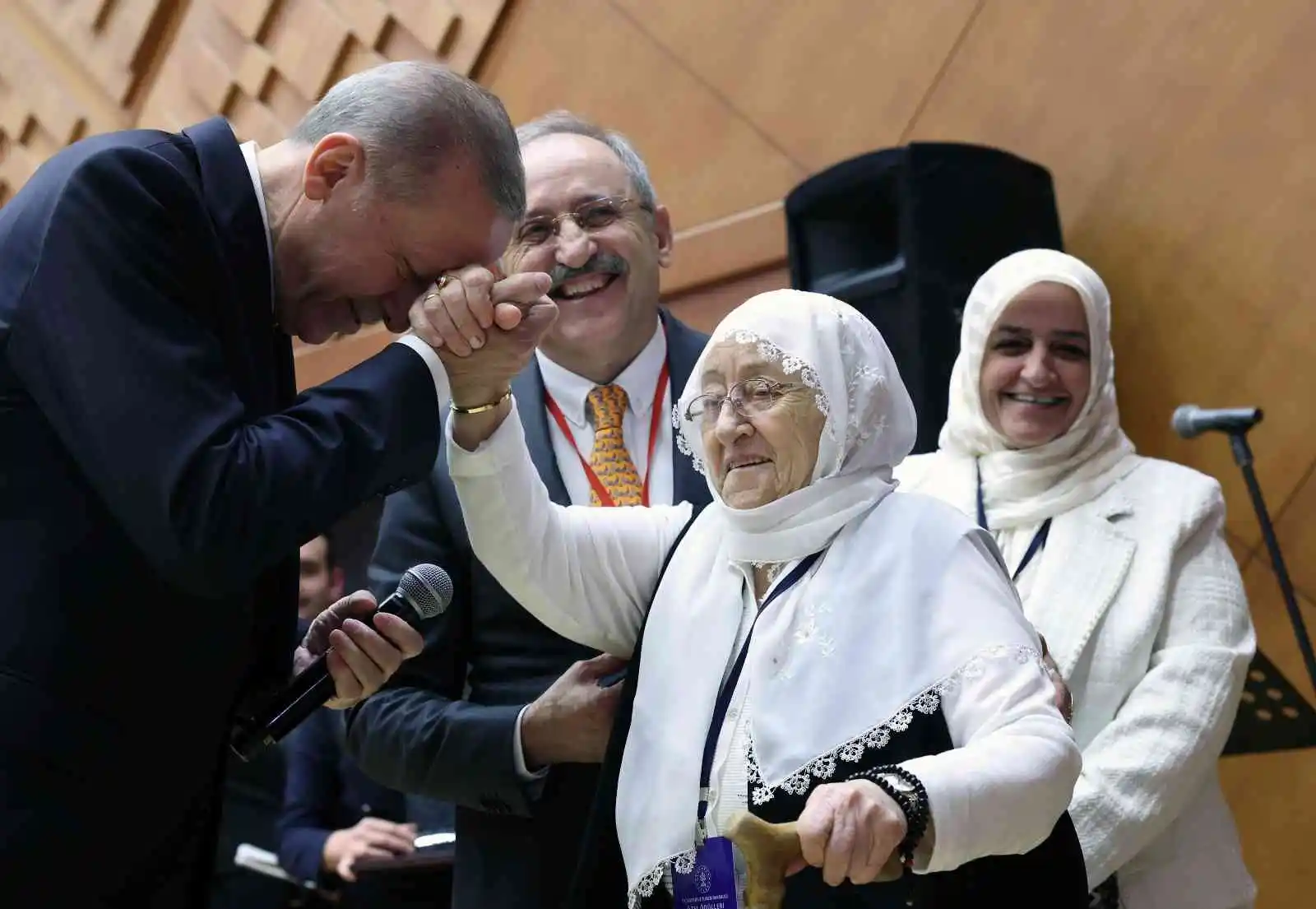 Kenan Yavuz, ödülünü Cumhurbaşkanı Erdoğan’ın elinden aldı
