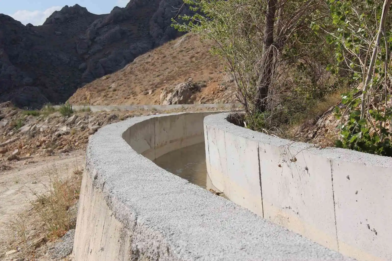 Kırsalda su ve kanalizasyon sorunu yaşayan yerler bir bir çözüme kavuşturuluyor
