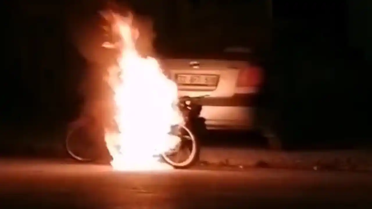 Motosiklet sokak ortasında alev alev yandı
, MERSİN haberleri