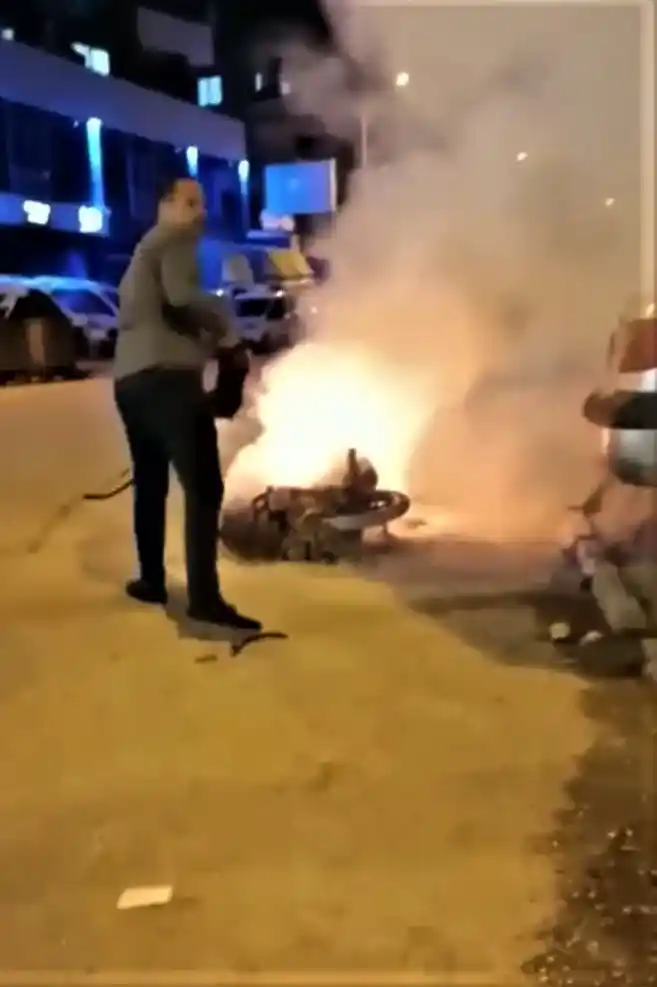 Motosiklet sokak ortasında alev alev yandı
