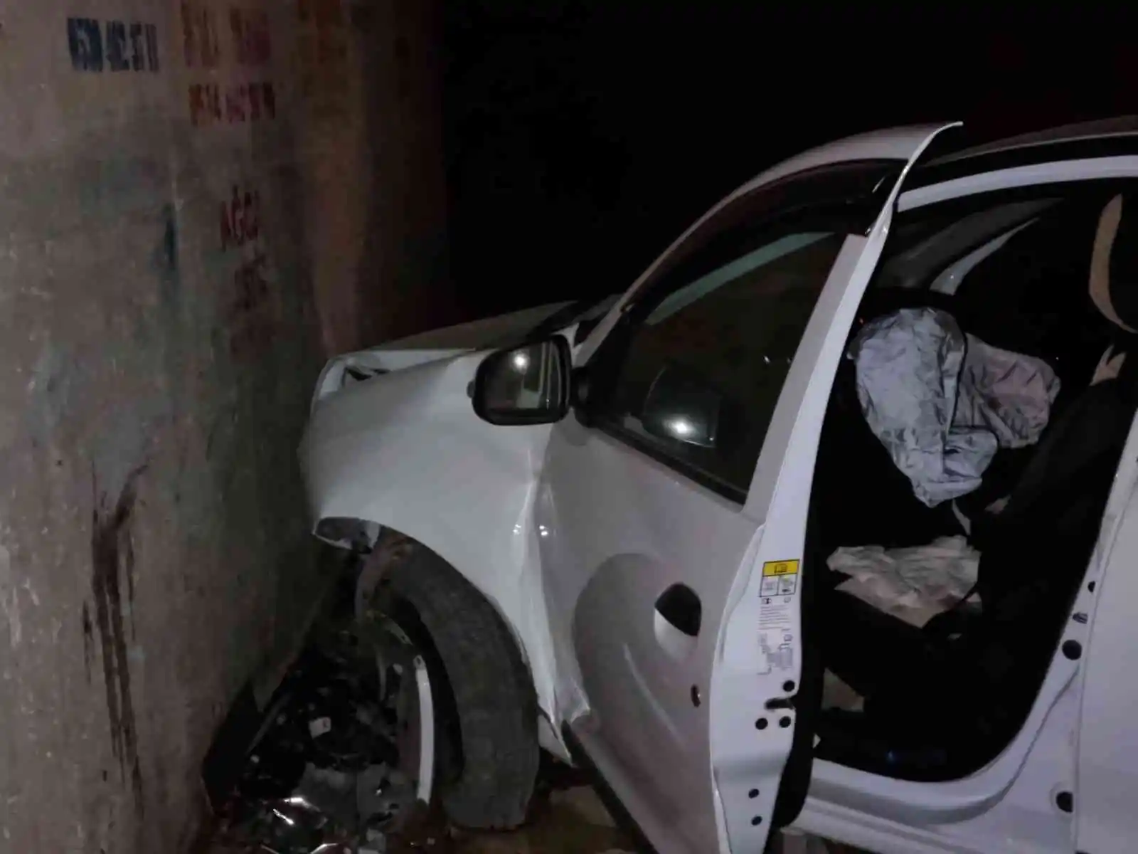 Otomobil köprünün altından geçerken duvara çarptı: 1’i ağır, 3 yaralı
