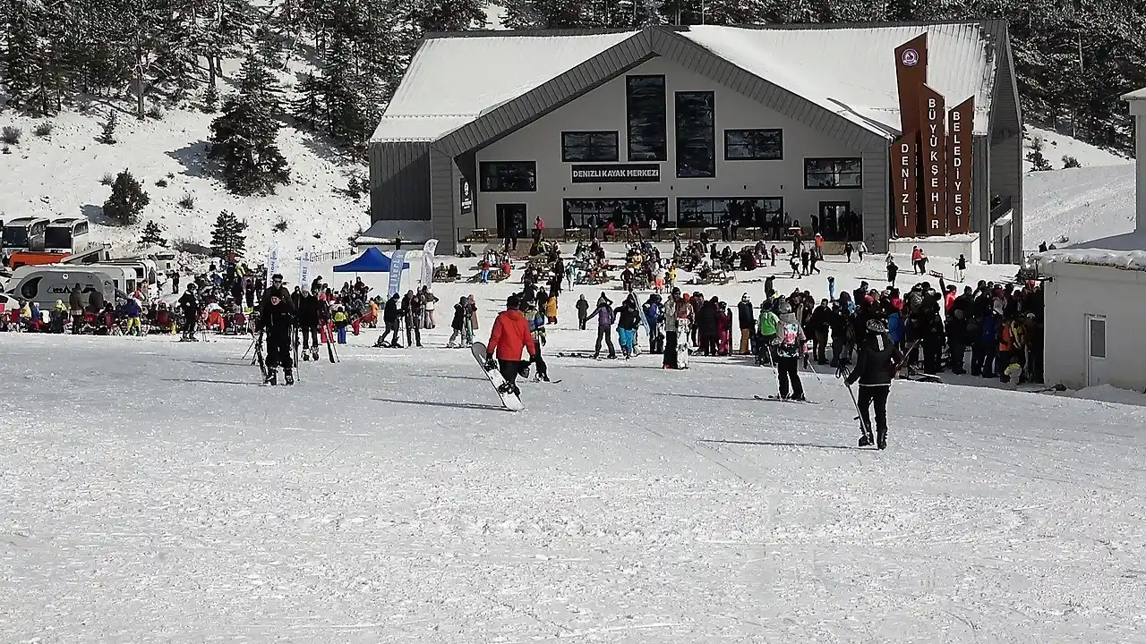 Sezonun en erken açan Denizli Kayak Merkezi yerli ve yabancı turistlerin akınına uğradı
, DENİZLİ haberleri
