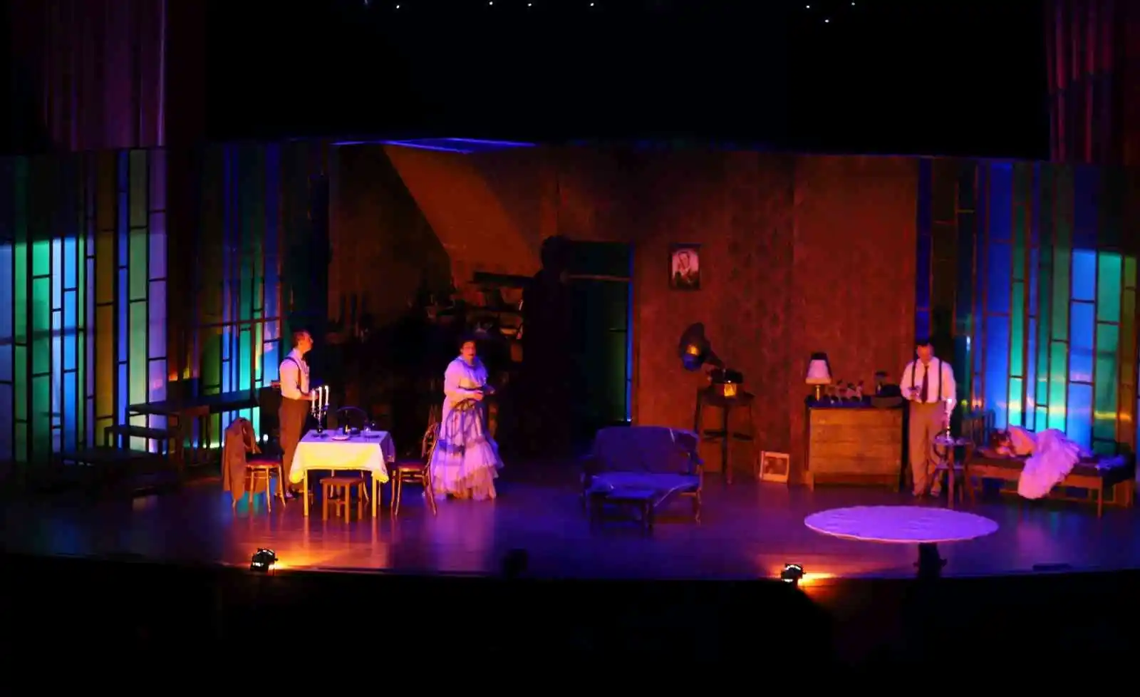 “Sırça Kümes” tiyatro oyunu NEVÜ’de sahnelendi
