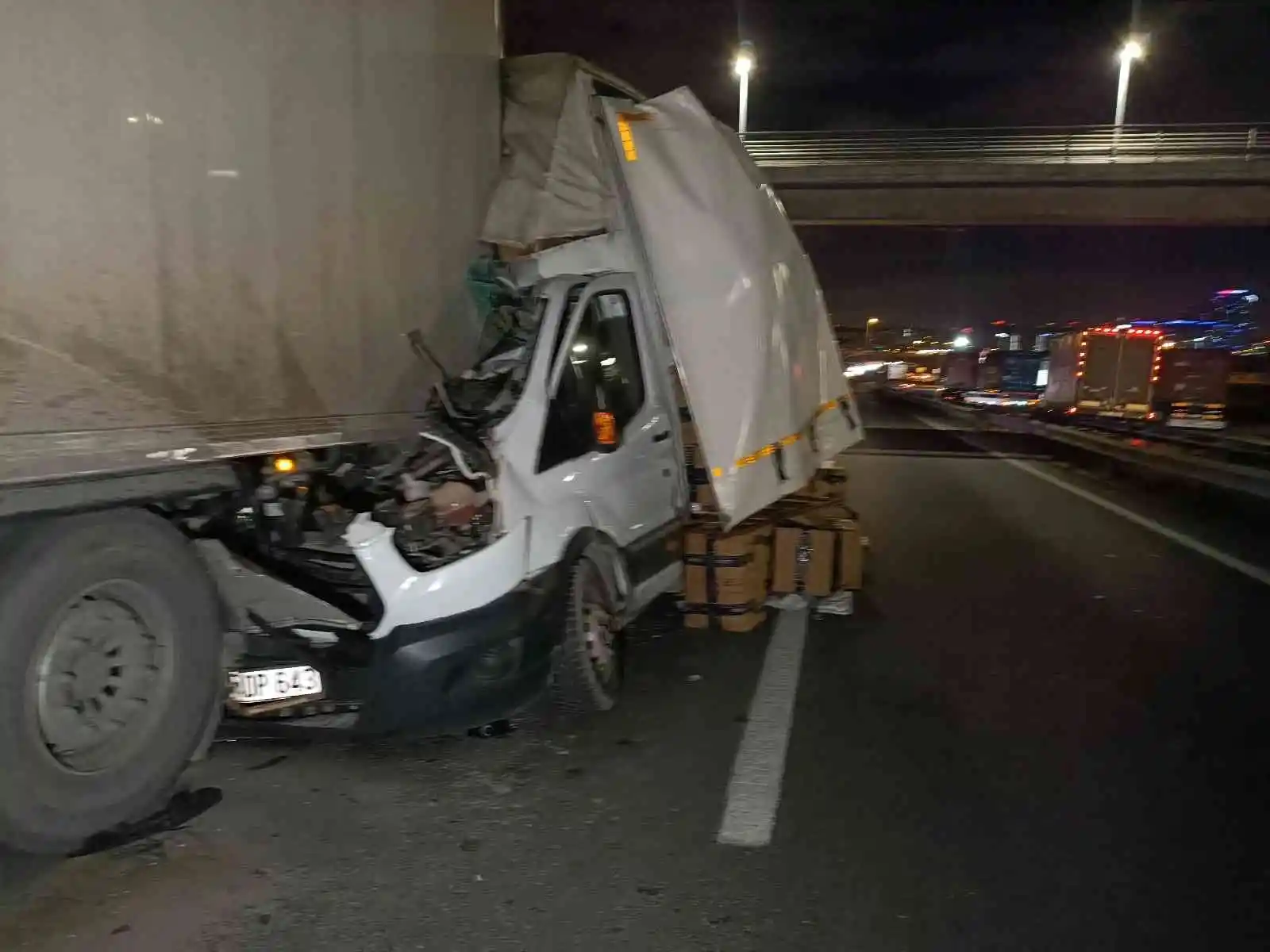 Tıra arkadan çarpan kamyon sürücüsü burnu bile kanamadan kurtuldu
, İSTANBUL haberleri