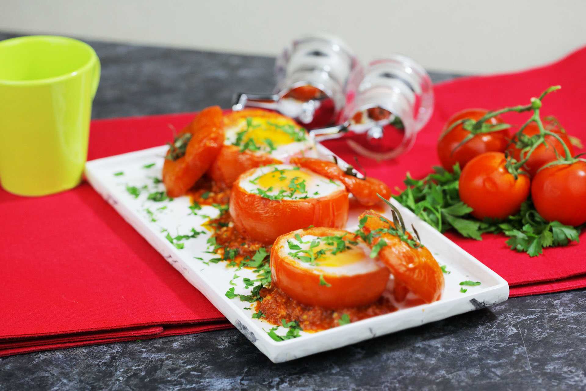 Yumurtalı domates dolma nasıl yapılır? Kahvaltılık yumurtalı domates dolma tarifİ