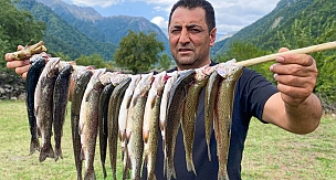 Alabalıkları nehirde yakalayıp taşların üzerinde pişirdiler! yemek yapmanın en lezzetli yolu!